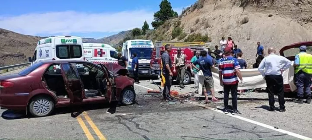 Cinco heridos en un violento choque frontal en la zona de Alicura