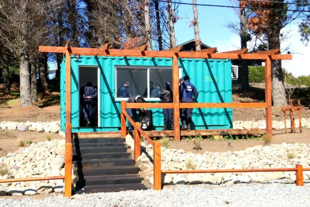Salvó la vida de su hermano de 2 años con la ayuda de policías