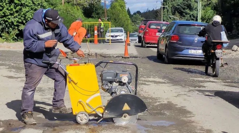 Atención: Ya trabajan en el bacheo de Pioneros al 5.700