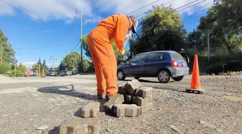 Continúa la "histórica" reparación de avenida Pioneros al 5.700