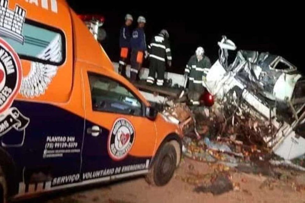 Trágico choque en Brasil entre un camión y un micro: murieron 25 personas