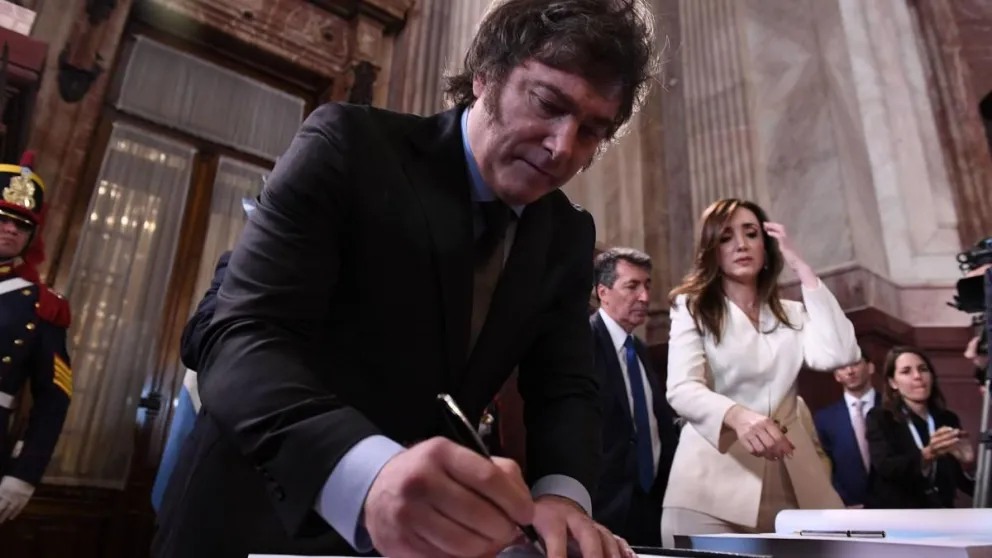 Reformas estructurales, DNUs, leyes y devaluación: el primer mes de Milei en el Gobierno
