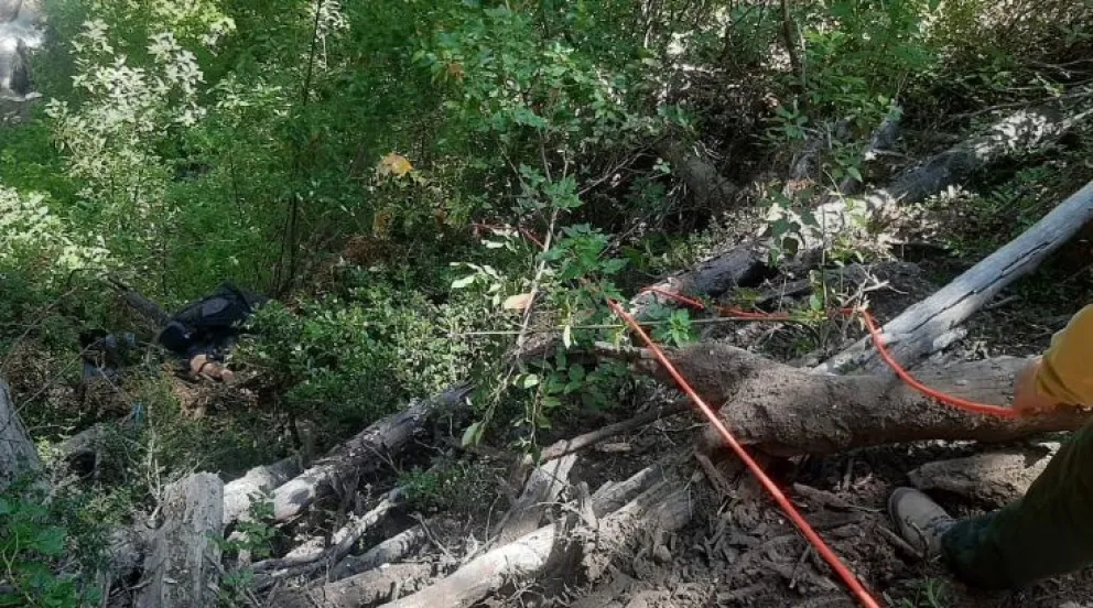 Cayó por un barranco de 7 metros y se salvó al quedar "enganchado" en un árbol