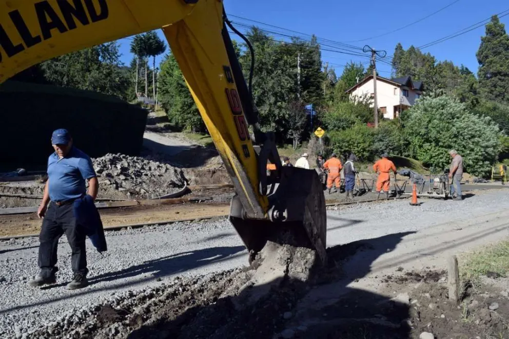 Con el hormigonado, avanza a buen ritmo el bacheo de Pioneros al 5.700