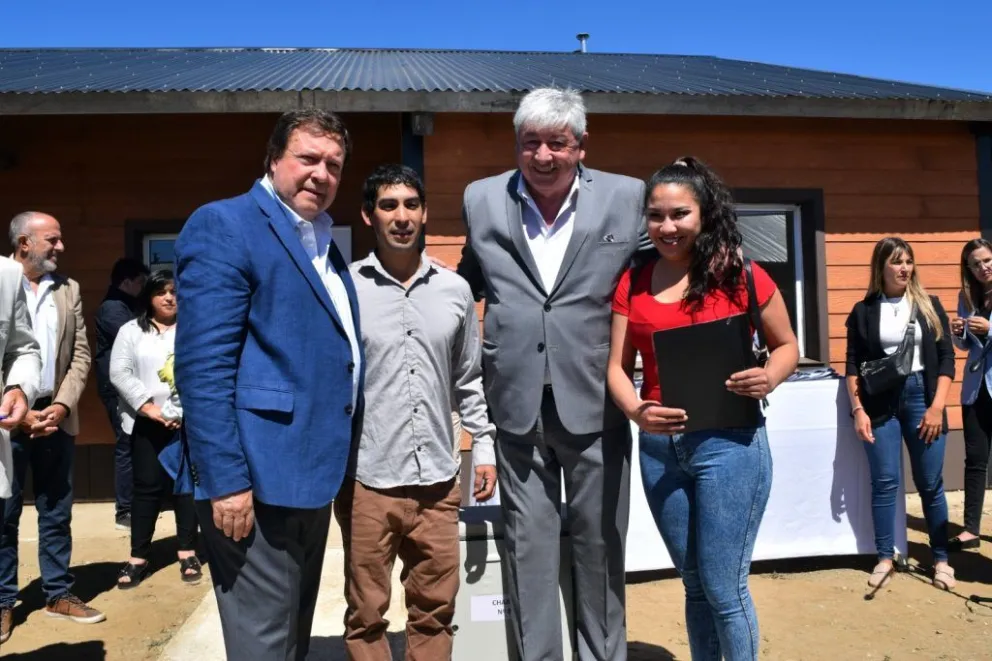 Cortés acompañó a Weretilneck en la entrega de nuevas viviendas en Frutillar Norte