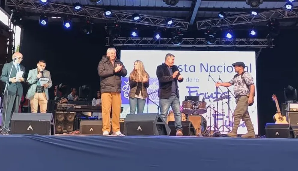 Cortés participó de la Fiesta de la Fruta Fina en El Hoyo