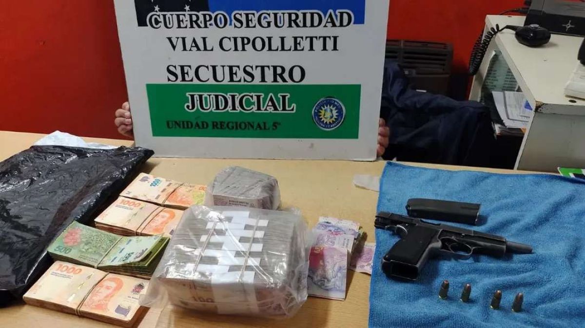 Policía detuvo a 2 personas con un arma de fuego y medio millón de pesos