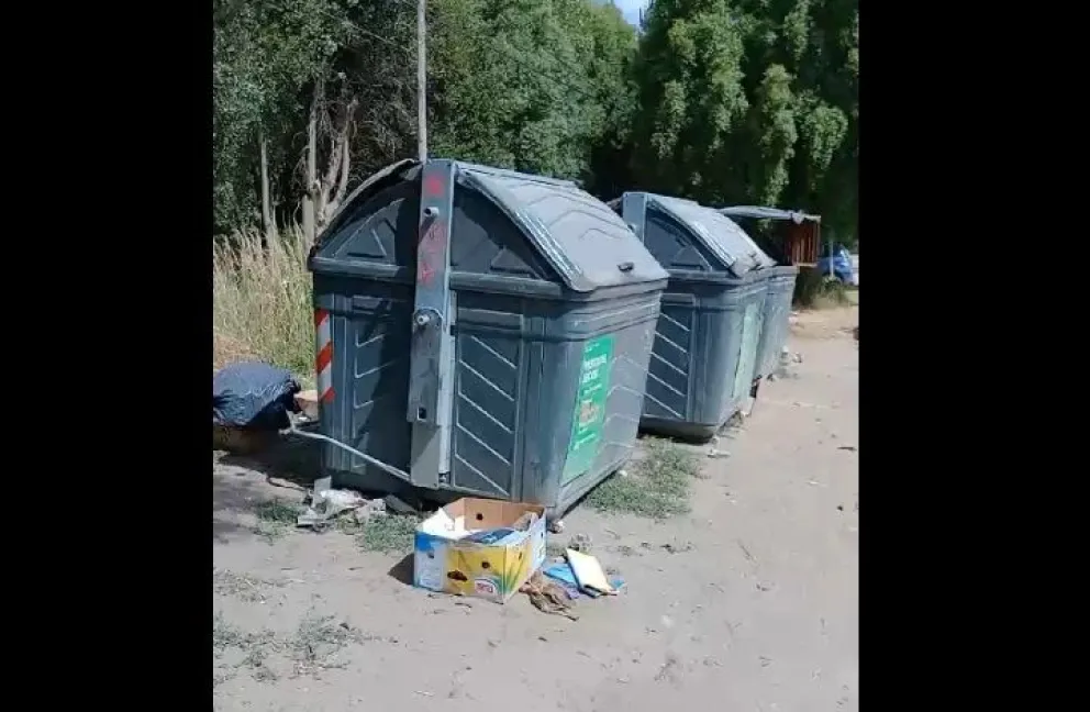 Vecinos del barrio Playa Bonita piden soluciones por la acumulación de basura en la rotonda del cruce