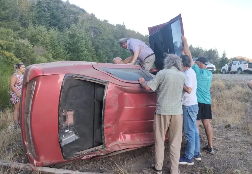 Dos personas resultaron heridas tras un vuelco cerca de Villa La Angostura