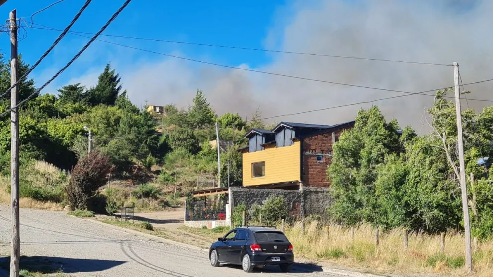 Combaten un incendio forestal de importantes dimensiones en Pablo Mange y La Paz