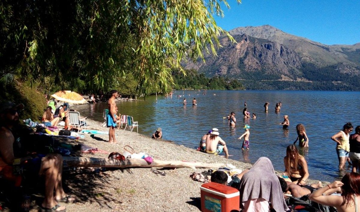 Turistas y residentes disfrutan de las playas en Bariloche