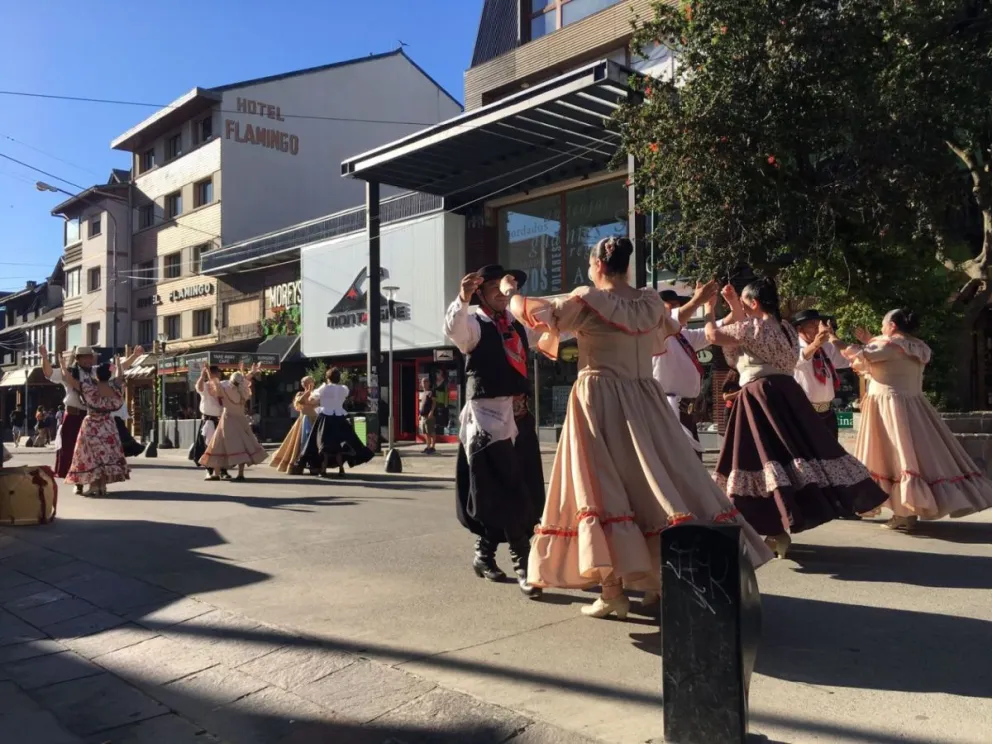 Los domingos se baila en calle Mitre