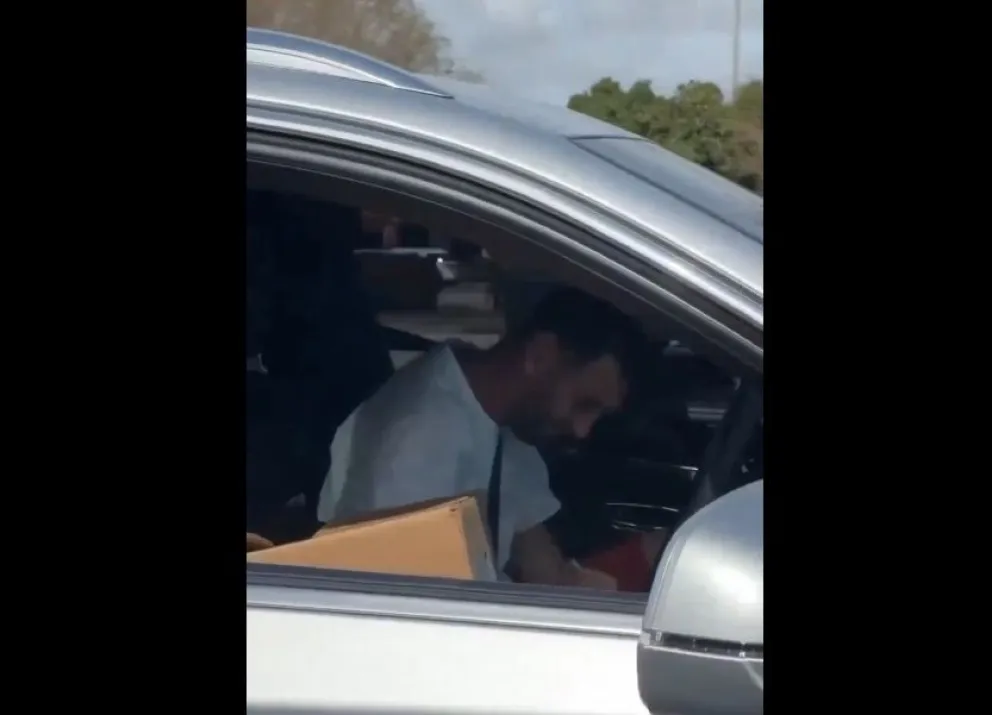 Video: Messi le firmó una camiseta a unos hinchas en un insólito lugar