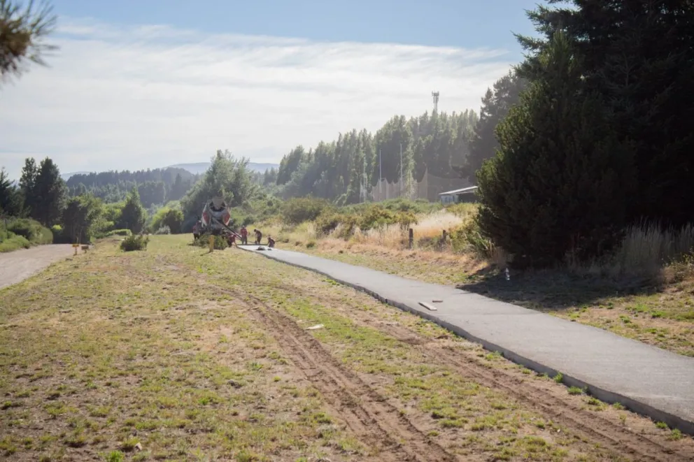 Continúa el hormigonado de la bicisenda que unirá Bariloche y Dina Huapi