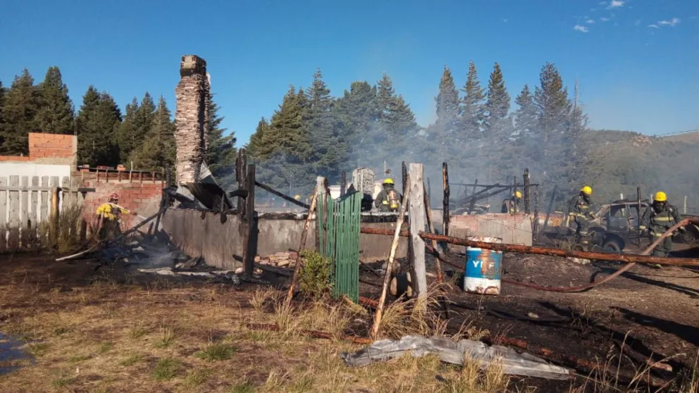 El fuego consumió por completo una vivienda en el barrio Nuestras Malvinas