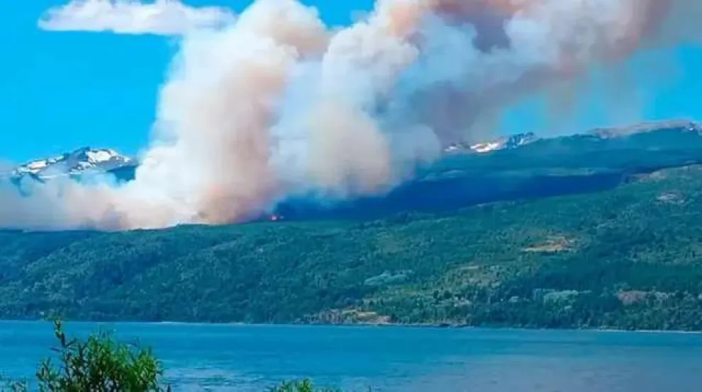 Un incendio en el Parque Los Alerces está fuera de control y sospechan de dos focos intencionales