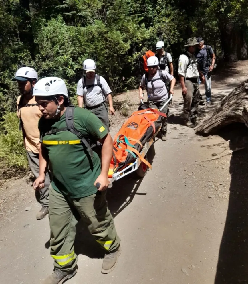 Rescatan a una turista lesionada en un sendero de montaña