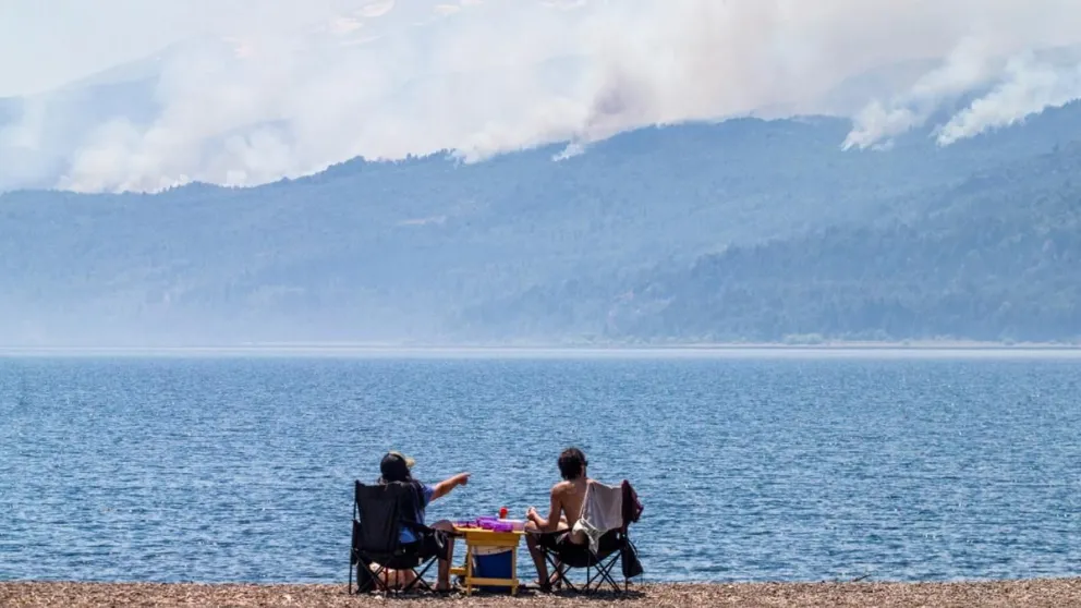 Más de 250 brigadistas combaten el incendio en el Parque Nacional Los Alerces