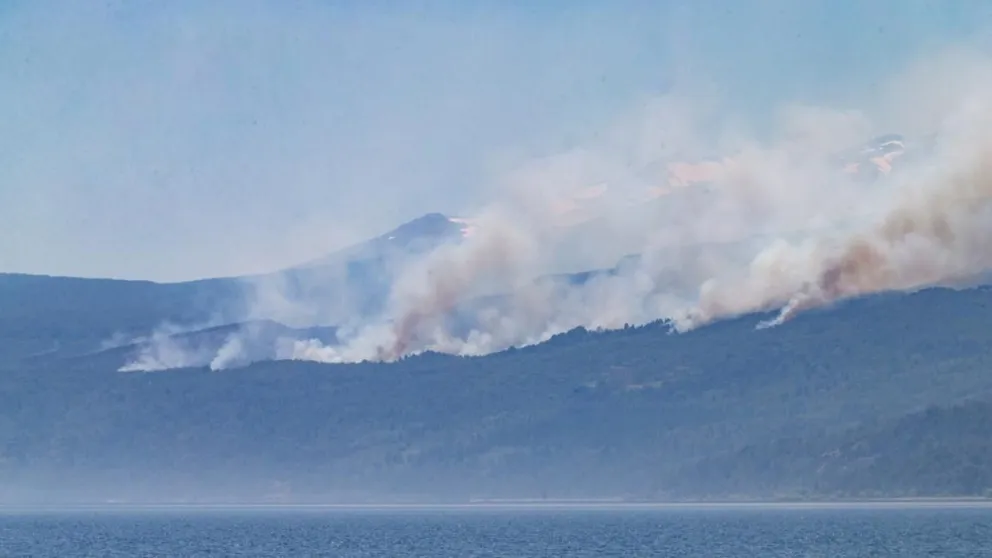 Dividen en seis el área afectada por los incendios de bosques en el Parque Nacional Los Alerces
