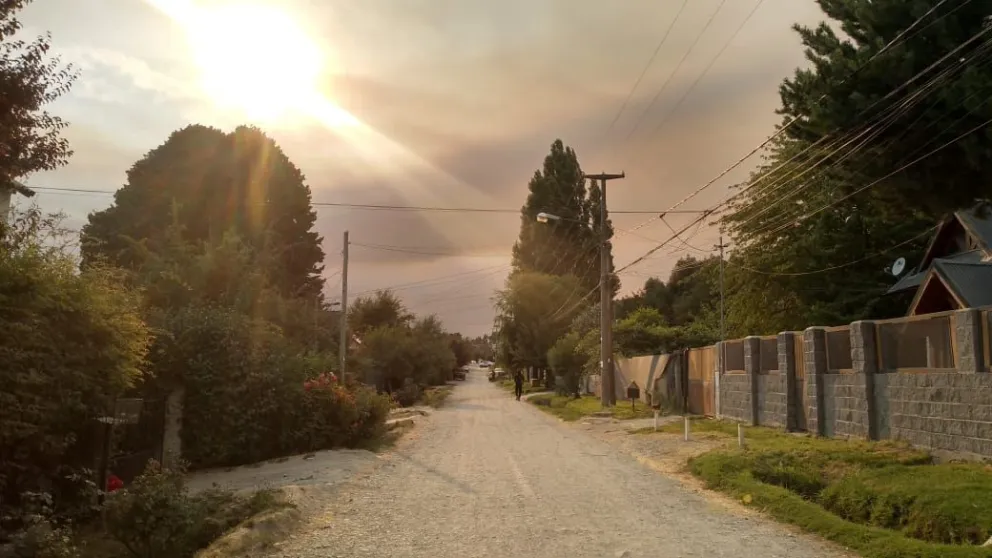 La nube oscura sobre Bariloche es por un incendio forestal en Brazo Tristeza