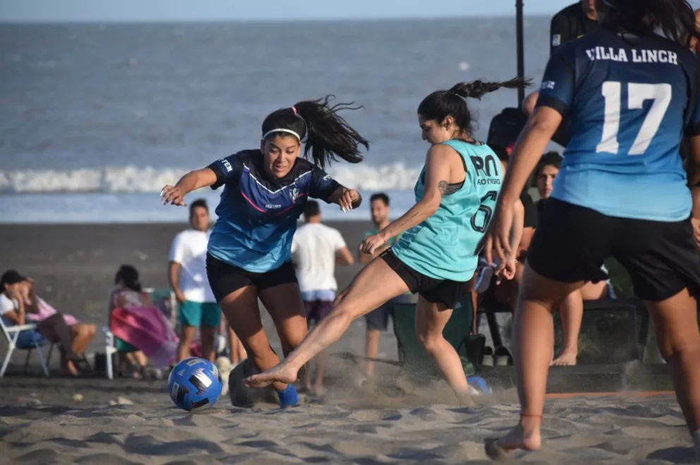 Fútbol Playa durante el fin de semana en la costa rionegrina