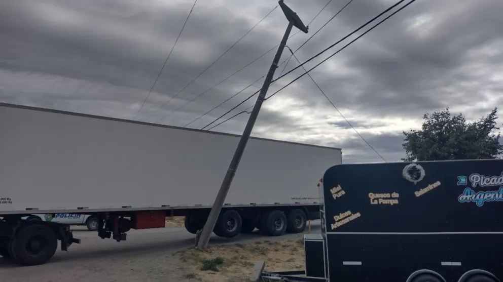 Un camión chocó contra un poste y dejó sin luz gran parte de Dina Huapi
