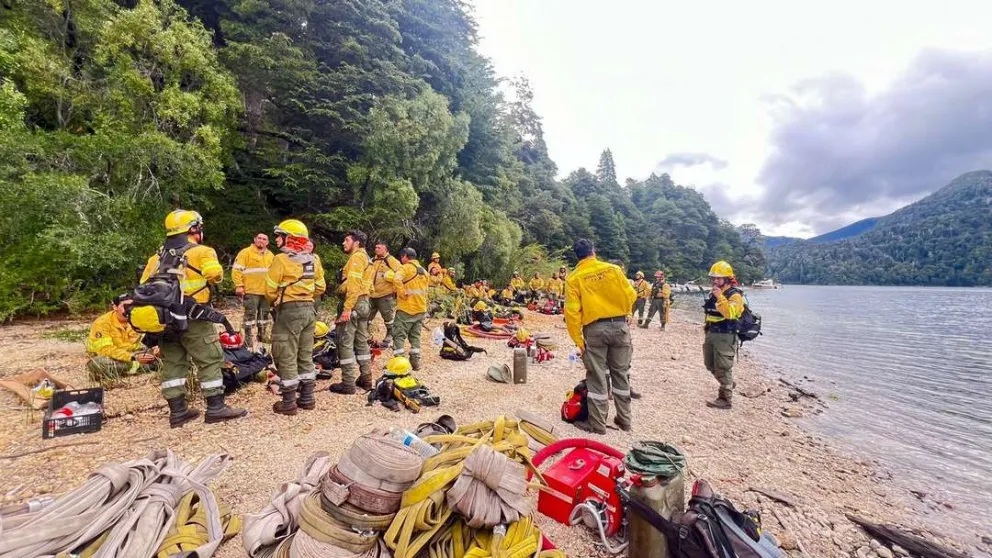 Más de 50 combatientes luchan contra los incendios en Arroyo Cretón y Brazo Tristeza