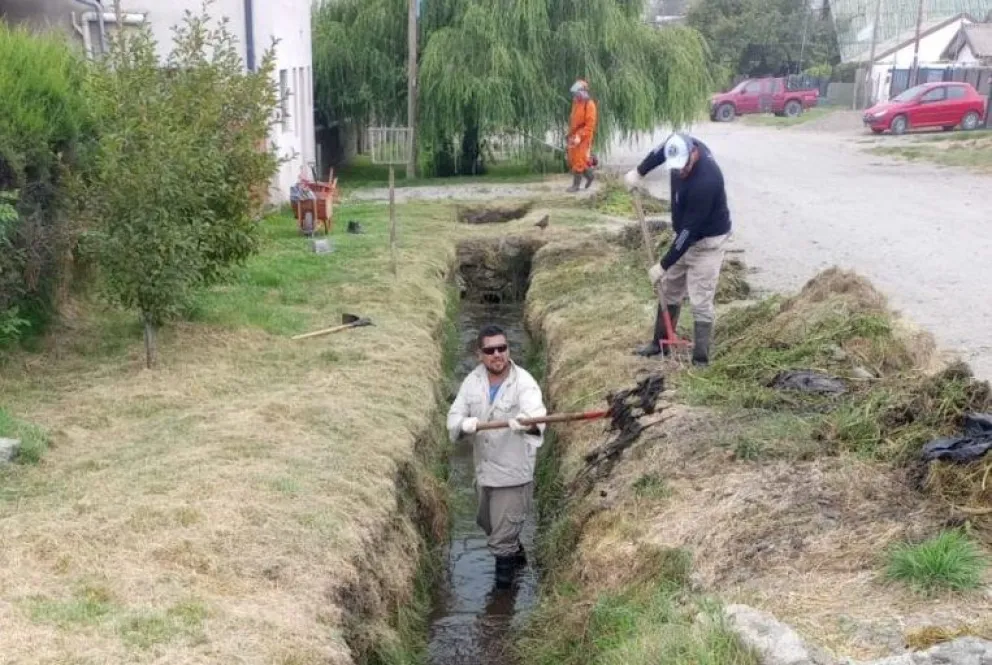 Continúa la limpieza de cunetas de cara a los meses de lluvia