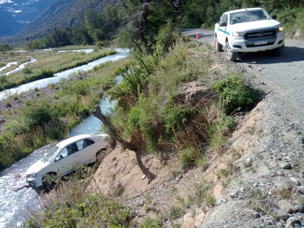 Un vehículo sufrió un despiste en el camino al Tronador