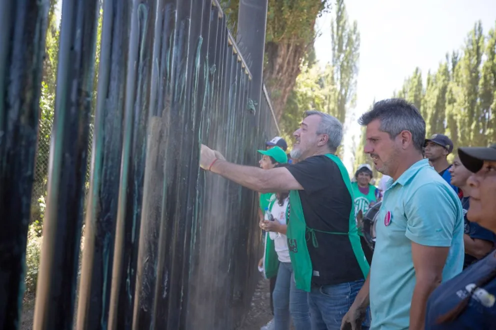 Marcha a Lago Escondido: Aguiar denunció que fueron atacados con piedras