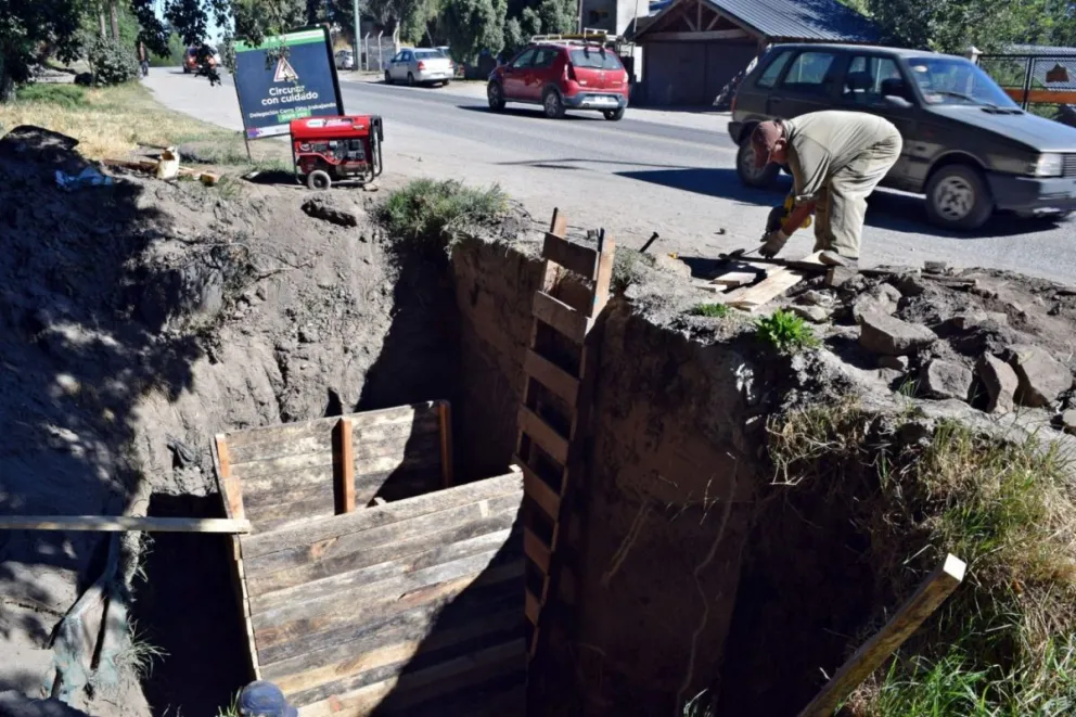 Delegación Cerro Otto repara pluviales en Pioneros al 5,700