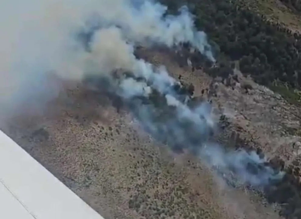 El Bolsón: combaten incendio forestal en la zona de Cañadón Frío