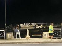 Las letras gigantes de Bariloche en el puerto ya tienen iluminación