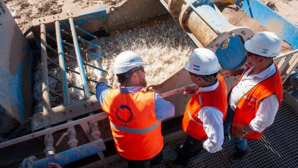 El Embajador de Canadá pasó por la planta de arenas de NRG en Allen