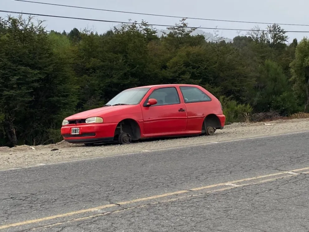 Un auto apareció sin sus ruedas sobre Ruta 82 cerca de los Coihues