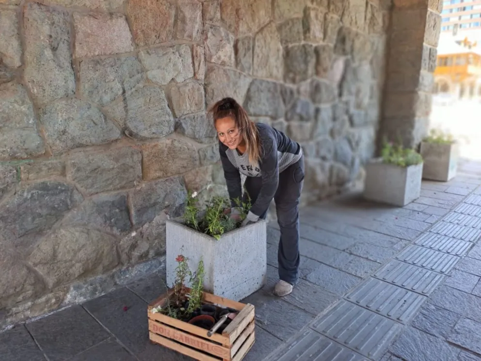 Relizan mejoras e instalan canteros en los arcos del Centro Cívico