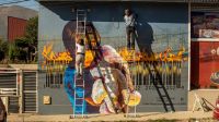Un mural en Bariloche llama a la reflexión sobre incendios y capitalismo