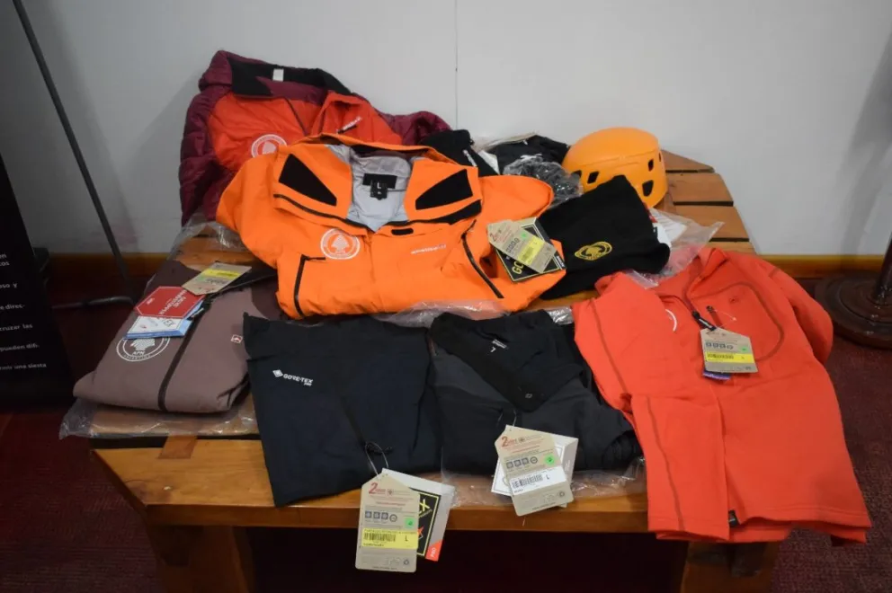 Entregaron indumentaria técnica a brigadistas y guardaparques del área protegida