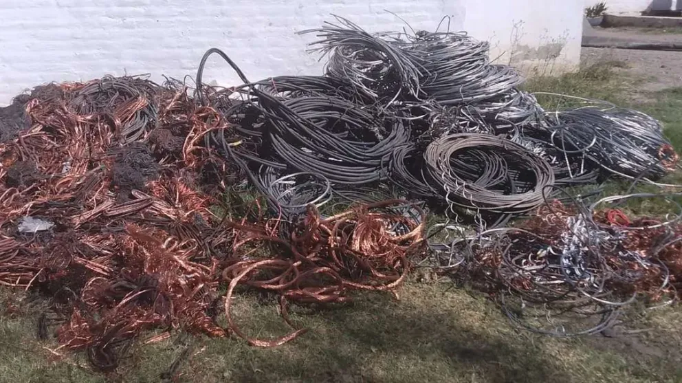 Mafia del cobre: secuestraron más cables y $3 millones en un allanamiento