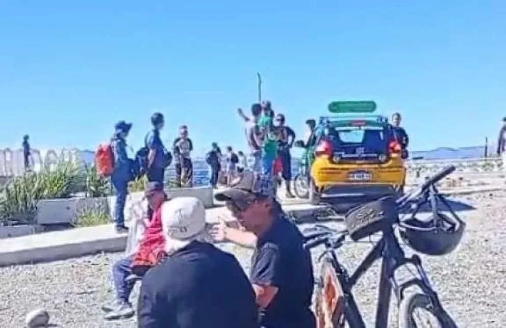 Escuela de Manejo intentó fotografiar sus autos en el cartel de Bariloche