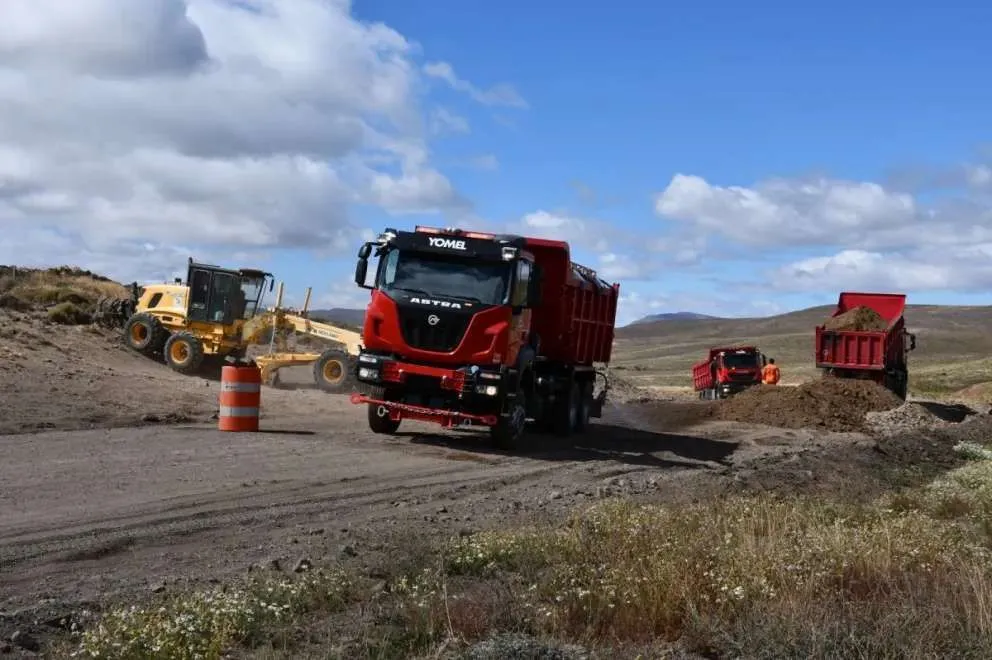 Realizan tareas de ensanche de calzada en la ruta 23