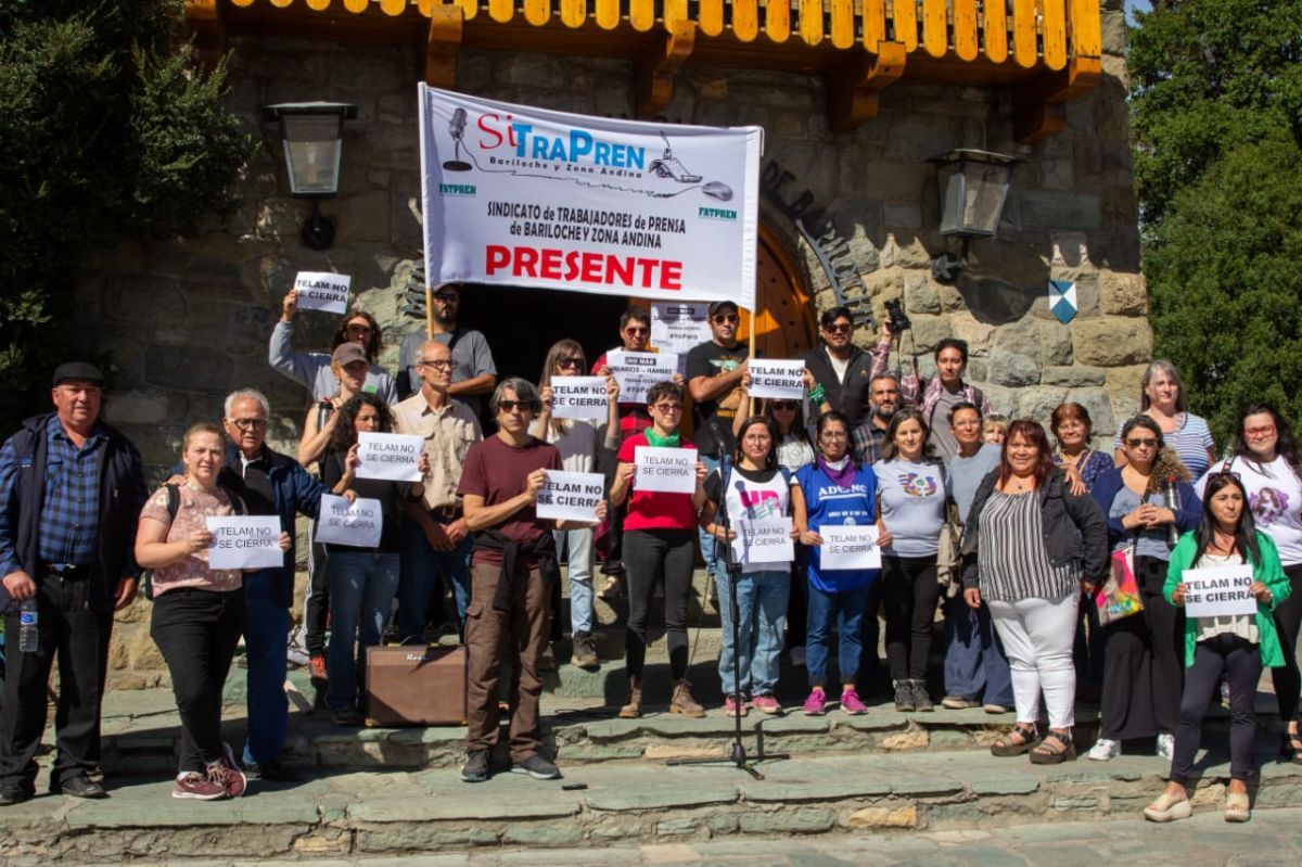 Reclamo: Trabajadores de prensa locales realizaron una radio abierta en el Centro Cívico