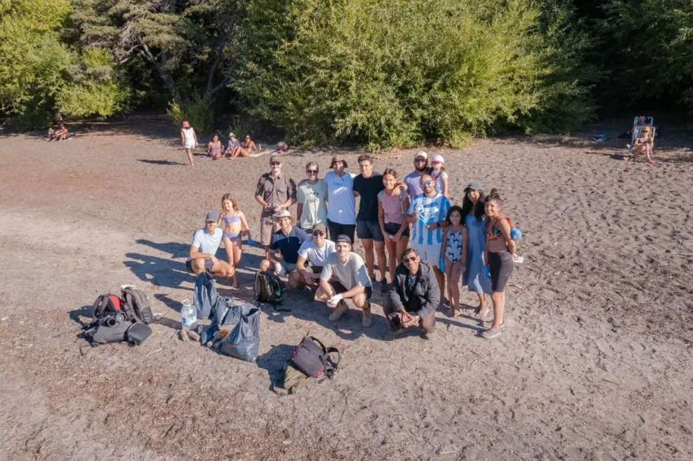 Jóvenes de Angostura y de Bariloche limpiaron la playa del Correntoso
