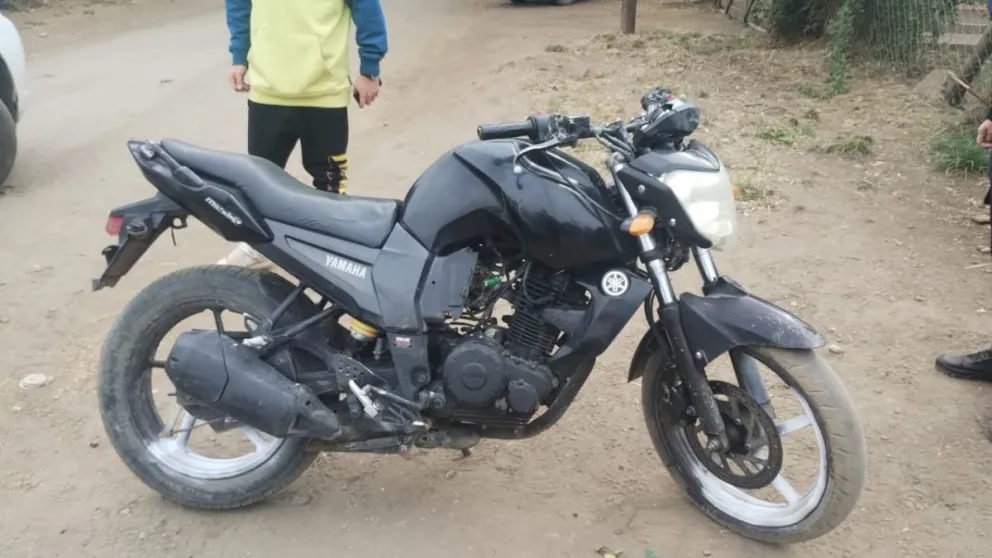 Adolescente que conducía una moto robada agredió a efectivos policiales