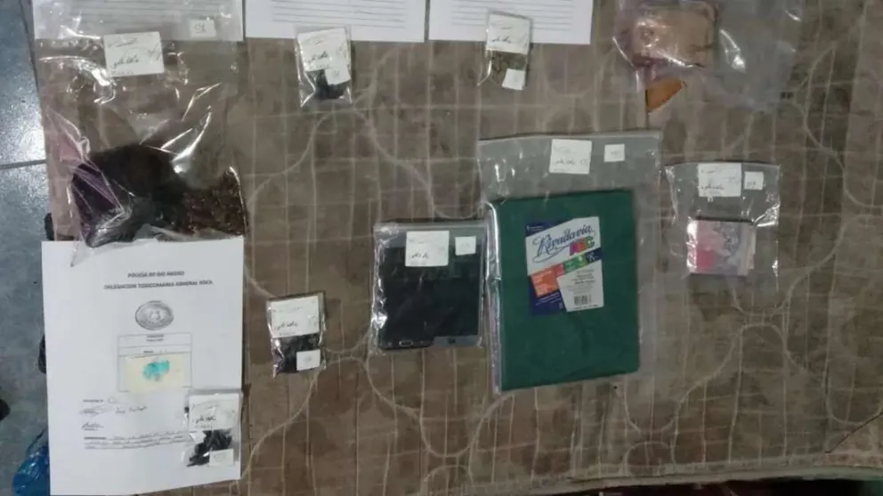 Roca: detienen a dos personas e incautan droga y armas de fuego