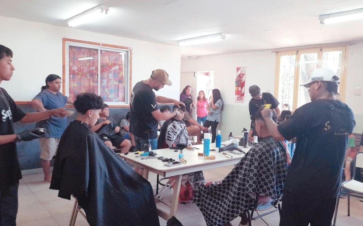 Un grupo de "barberos solidarios" realizan cortes gratuitos en El Bolsón