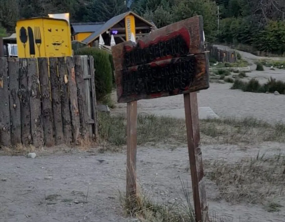 Denuncian vandalismo en un cartel que indica la línea de ribera en Bahía Serena