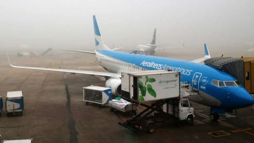 El aeropuerto de Ezeiza estuvo bajo alerta roja por actividad eléctrica y hubo vuelos demorados