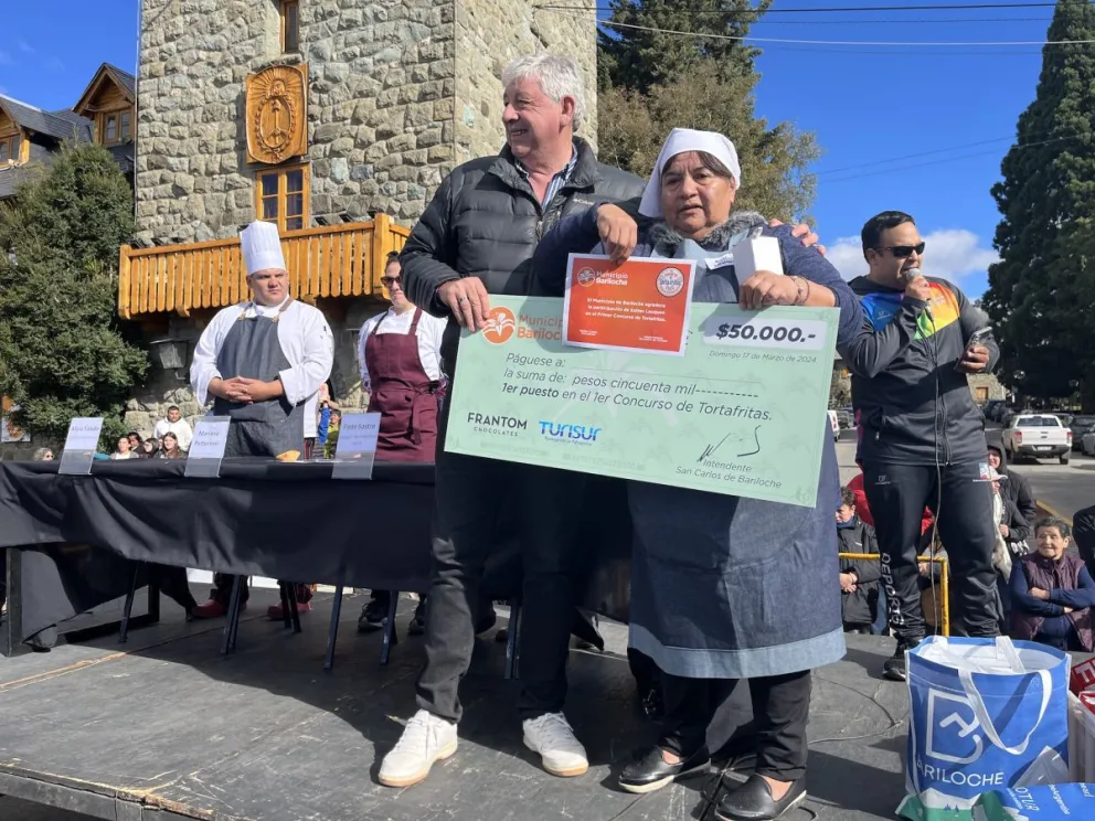 84 Aniversario del Centro Cívico: Esther Leuquen ganó el concurso de tortas fritas
