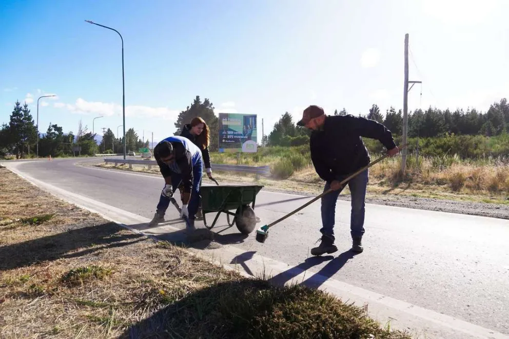 Desmalezan el ingreso norte a Bariloche